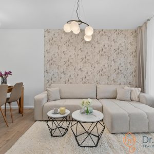 NA PREDAJ 3-IZBOVÝ BYT S OBÝVAČKOU S KUCHYŇOU AKO V RODINNOM DOME, NOVÁ PRECÍZNA KOMPLETNÁ REK., LAMAČ